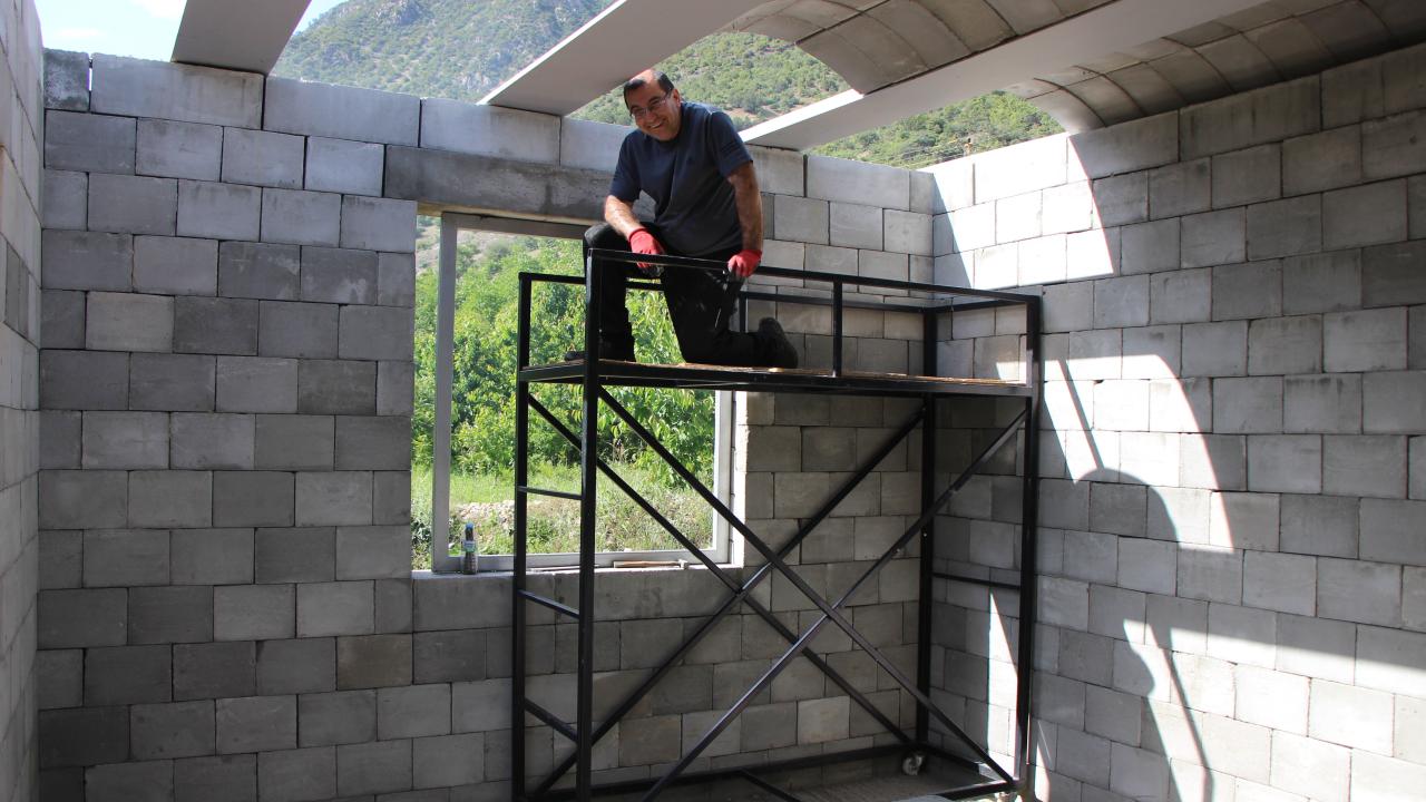 Evin çatısı da legolardan oluşturuldu