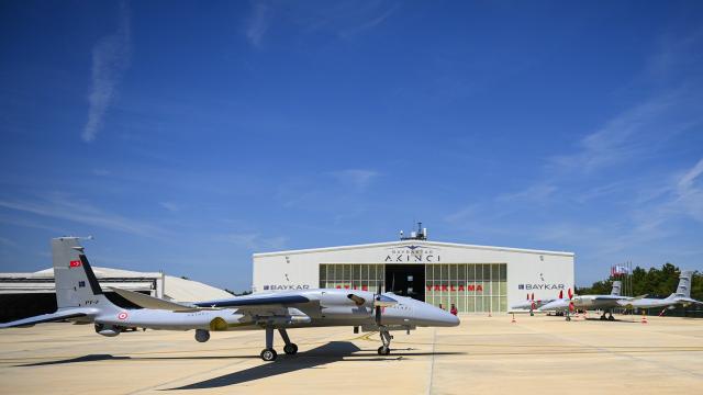 Savunma sanayiinde bir başarı daha: Bayraktar AKINCI'dan tam isabet