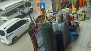 Adana'da seyir halindeki kamyonetin açılan kasa kapağının çarptığı kişi yaralandı