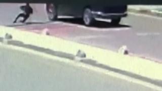 Minibüsün altında kalmaktan son anda kurtuldu