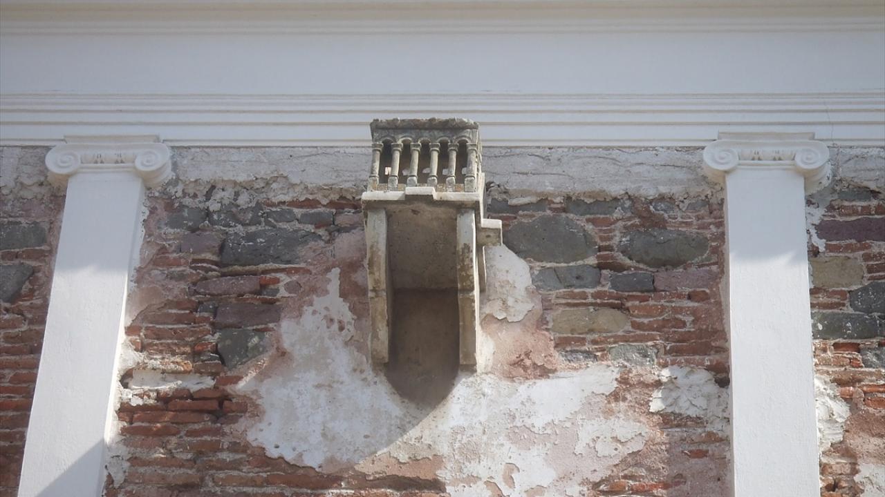 Midilli Adası`ndaki Yeni Cami 15 yıldır dış tahribata açık