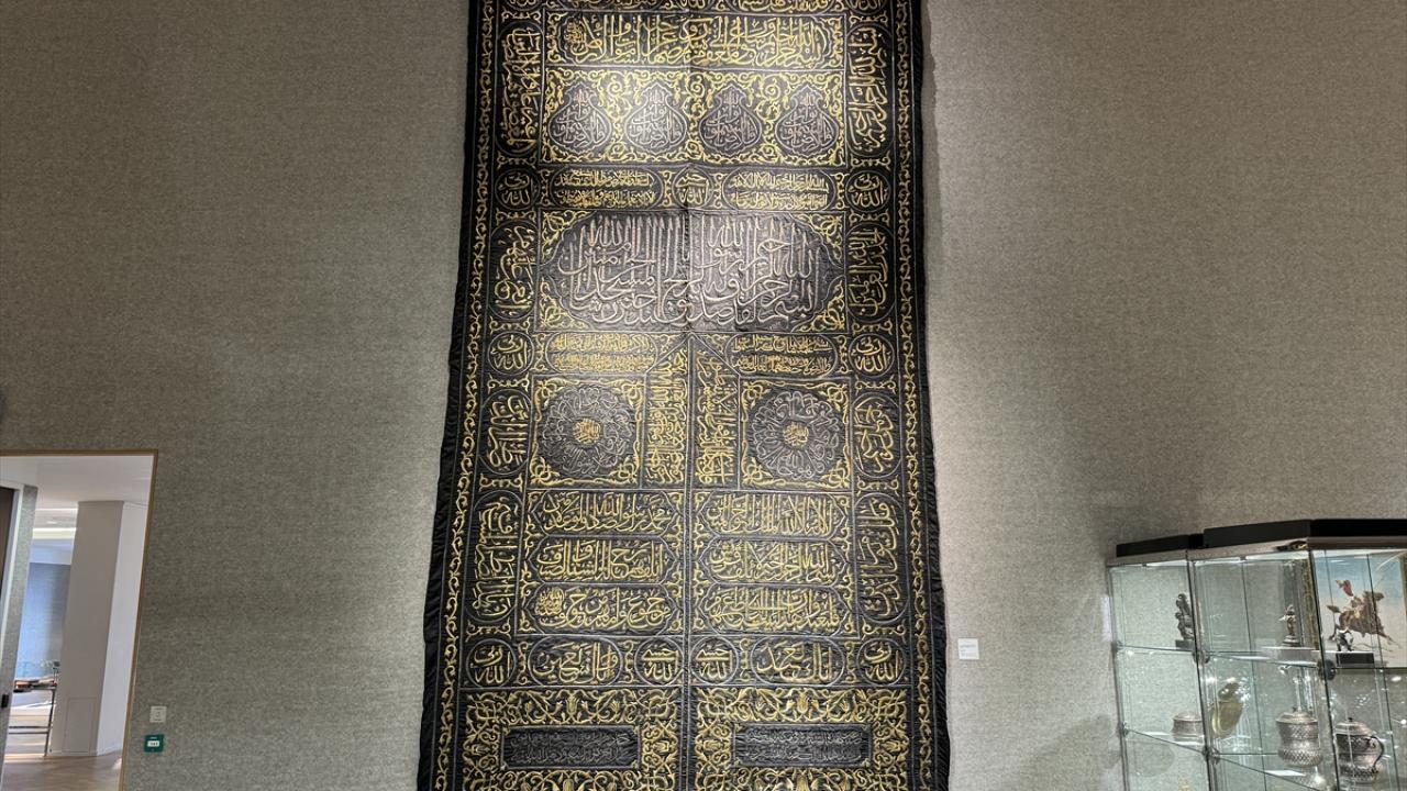Osmanlı fermanları ve kılıçları da satışta