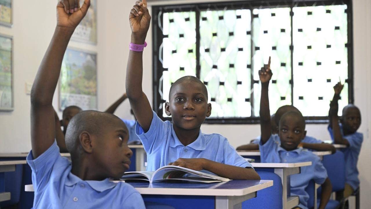 Nijeryalı çocuklar İstiklal Marşı`nı okudu, şarkılar söyledi