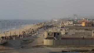 ABD'nin Gazze'de kurduğu geçici limanın bir parçası sürüklenerek karaya oturdu