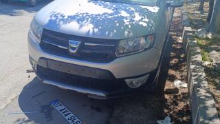 Başıboş sokak köpekleri park halindeki araca zarar verdi