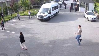 2 köpeğin yere düşürdüğü çocuğu çevredekiler kurtardı