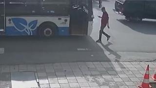 Telefonla yürüyen genç otobüsle "kafa kafaya" çarpıştı