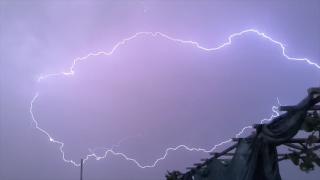 Çakan şimşek Türkiye haritasına benzer şekil oluşturdu