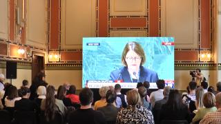 "Srebrenitsa Soykırımı'nı Anma Günü" görüşmeleri Saraybosna'da dev ekrandan izlendi