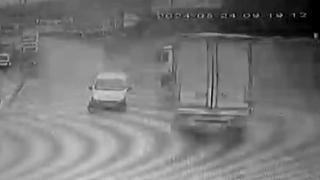 Virajda savrulan dorse hafif ticari araca çarptı: 3 ölü, 4 yaralı