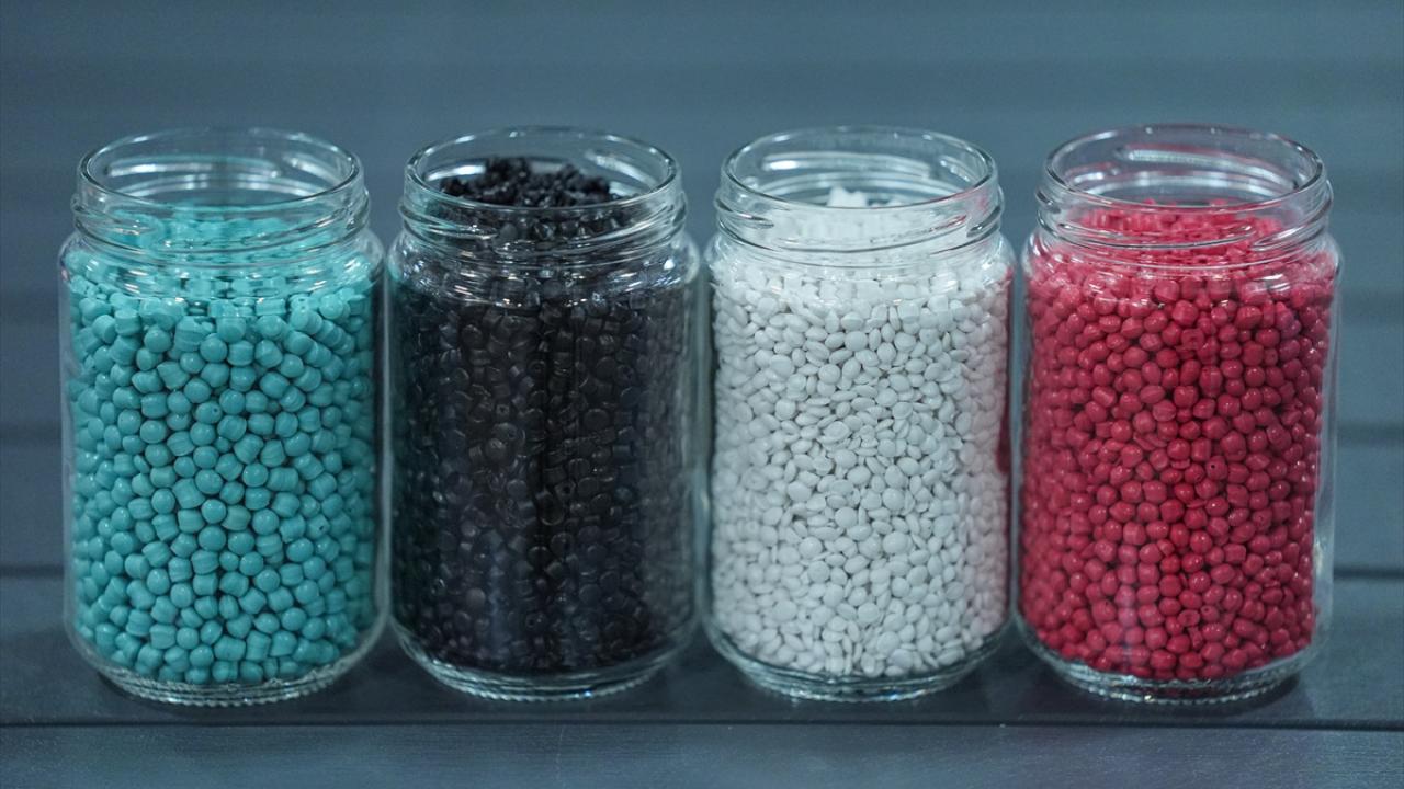 Plastik atıklar granül haline getiriliyor