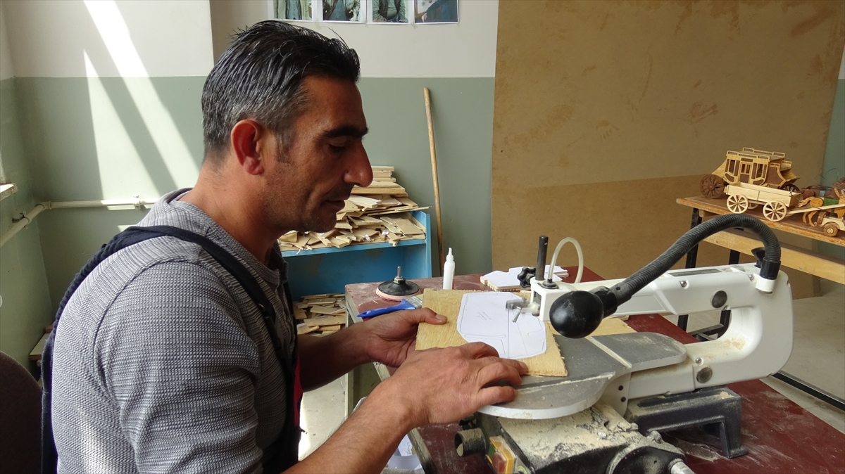 "Basit görünüyor ama en az 150 parça kesilip zımparalanıp yapıştırılıyor"