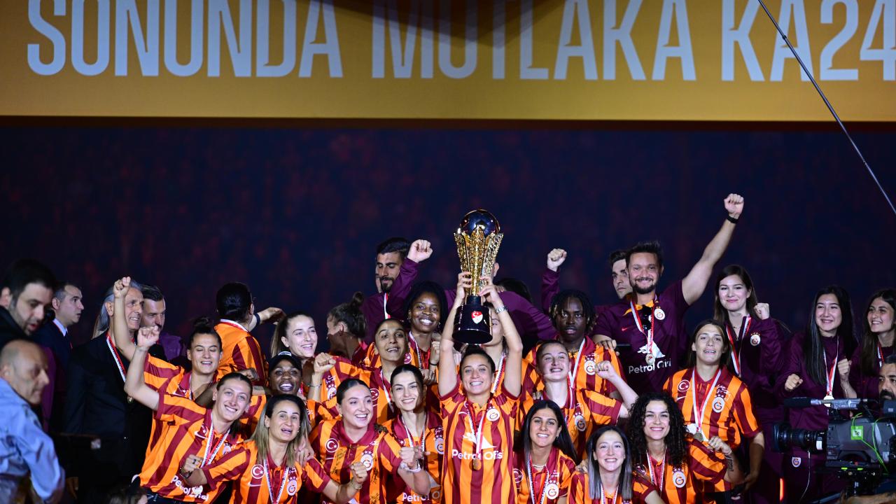 İlk kupayı kadın futbolcular kaldırdı