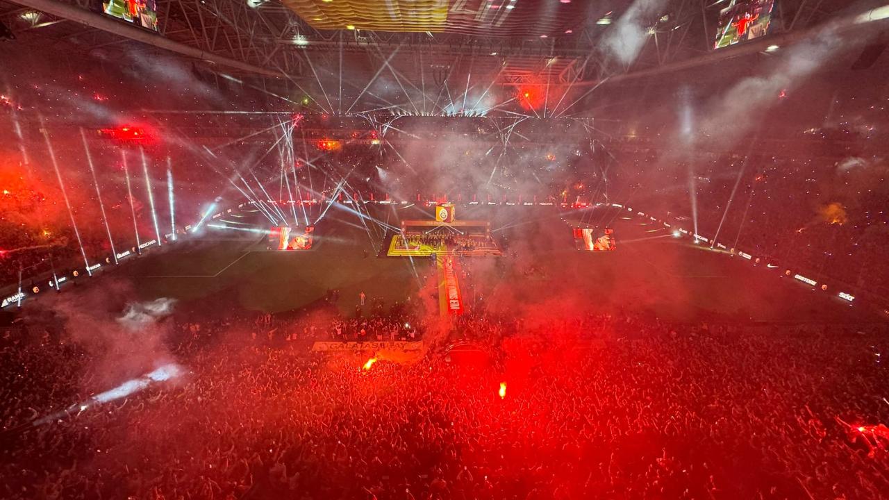 Gökyüzünde dronlarla ışık gösterisi