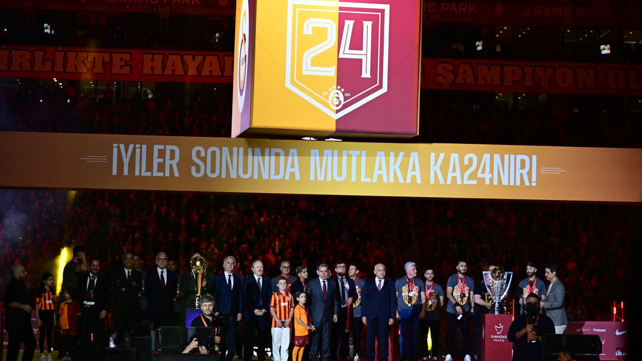 Yönetici, teknik heyet ve futbolcular tek tek sahneye çağrıldı