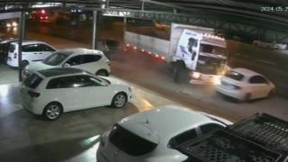 Antalya'da kamyon park halindeki araçlara çarptı