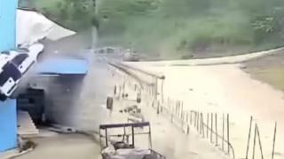 Freni boşalan aracın evin bahçesine düştüğü anlar kamerada