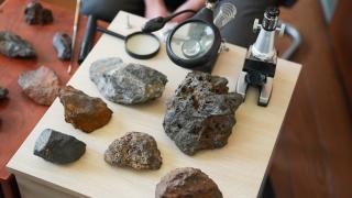 Gök taşı meraklıları üniversiteyi adeta taş yağmuruna tuttu