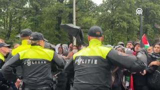 Hollanda'da Filistin yanlısı göstericilere coplarla müdahale