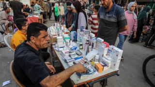 Gazze'de eczacı kardeşler, ilaçlarını pazar tezgahında satmak zorunda kaldı