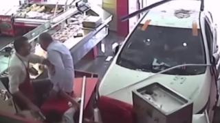 Diyarbakır'da kontrolden çıkan otomobil kasap dükkanına girdi