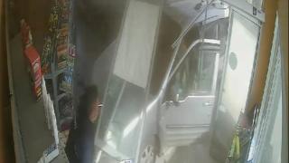 Arabasıyla önce bir kişiye çarptı, sonra markete girdi