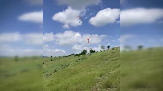 Paraşütlerin ipleri birbirine dolandı, 20 metreden düştüler