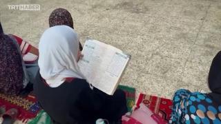 Gazzeli çocuklar Kur'an-ı Kerim'e tutunuyor