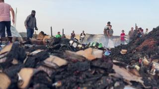 Filistinliler küllerin arasından eşyalarını arıyor