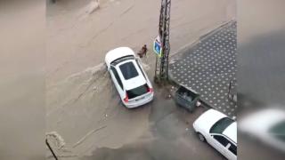 Ankara'da sele kapılan iki kardeş çevredekiler tarafından kurtarıldı