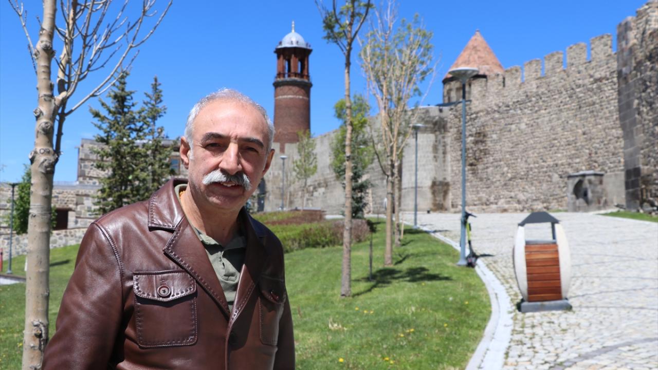 "93 Harbi`nde Ruslar tarafından saat sökülerek götürülüyor"