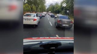 Adana'da sürücüler fermuar yöntemiyle ambulansa yol verdi
