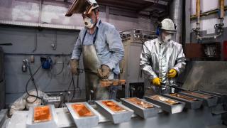 Rus Krastsvetmet şirketi Krasnoyarsk'ta yüzde 99,99 saflıkta külçe altın üretiyor