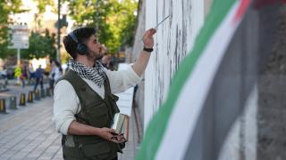 Ressam Kasım Tan, Gazze'de yaşananları Üsküdar'a resmediyor