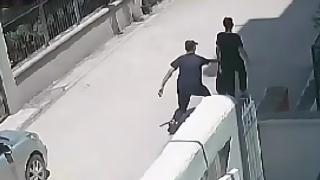 Sokakta yürürken elindeki telefon böyle çalındı