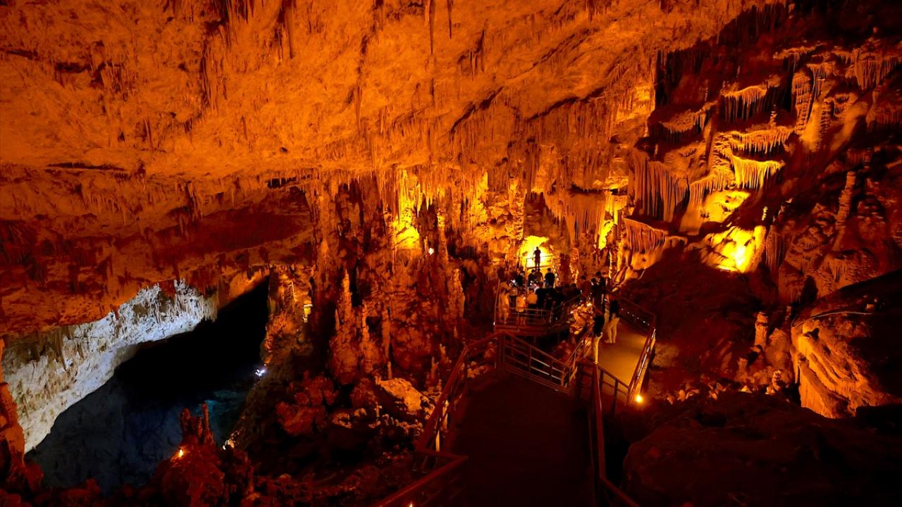 "Mağarada insanoğlunun izleri yaklaşık 11 bin yıl öncesine dayanıyor"