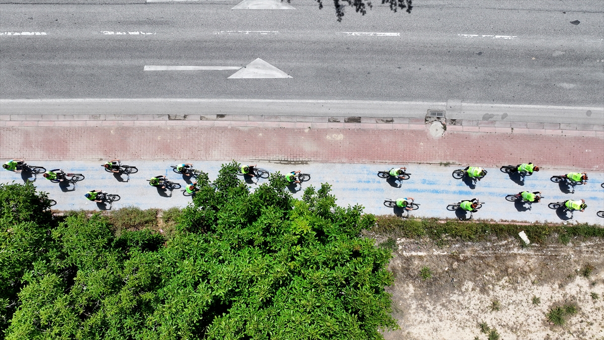 Okula bisikletle konvoy halinde giden öğrencilere zabıtalar eşlik ediyor