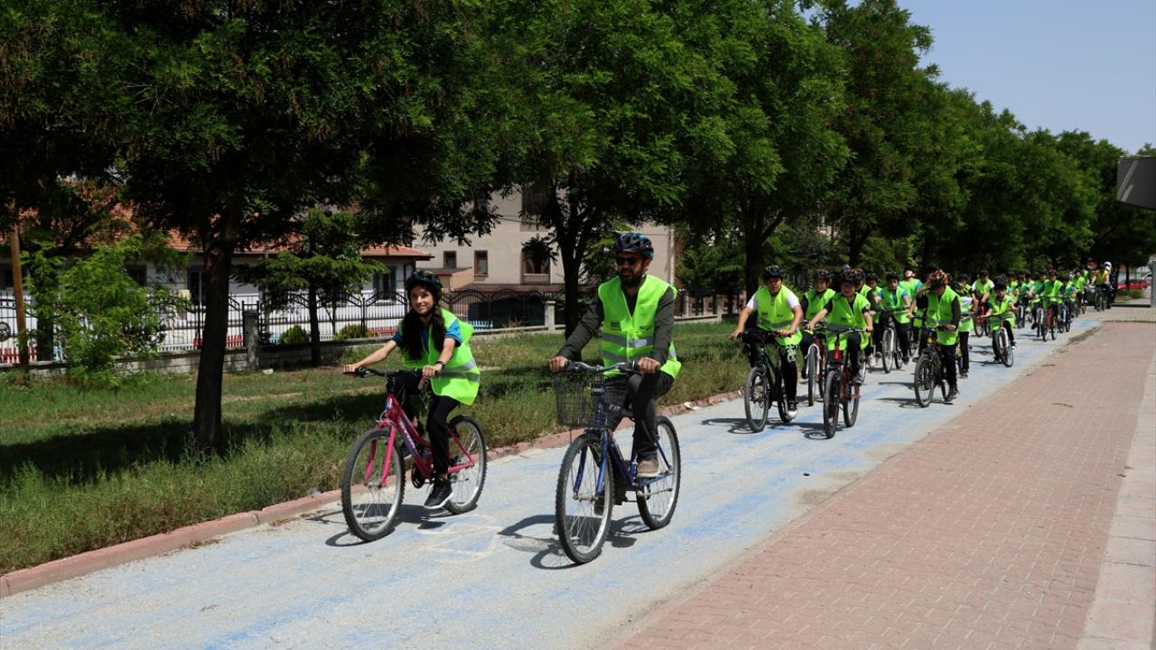 Okula bisikletle konvoy halinde giden öğrencilere zabıtalar eşlik ediyor