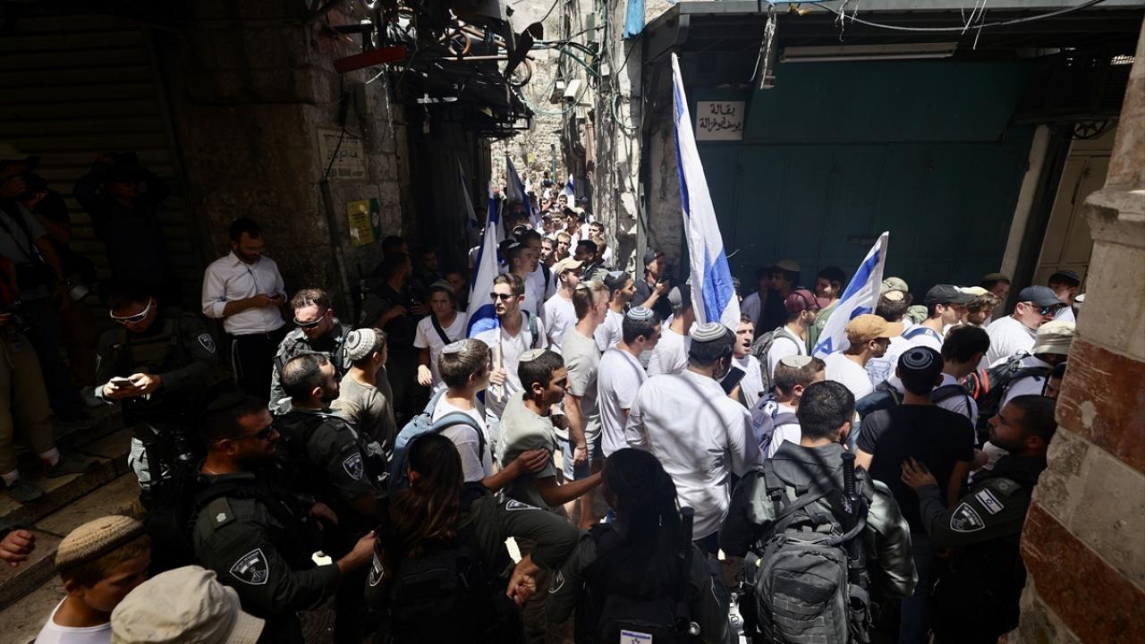 Provokatif bayrak yürüyüşü