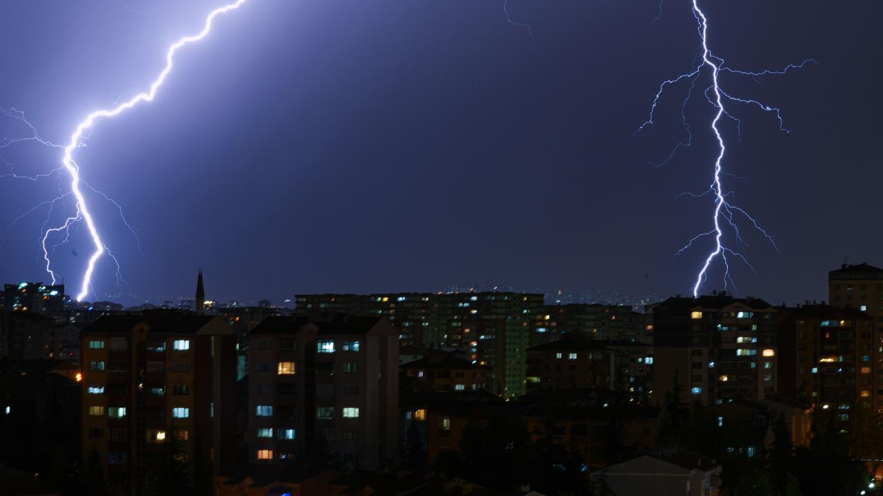 Şimşekler geceyi aydınlattı