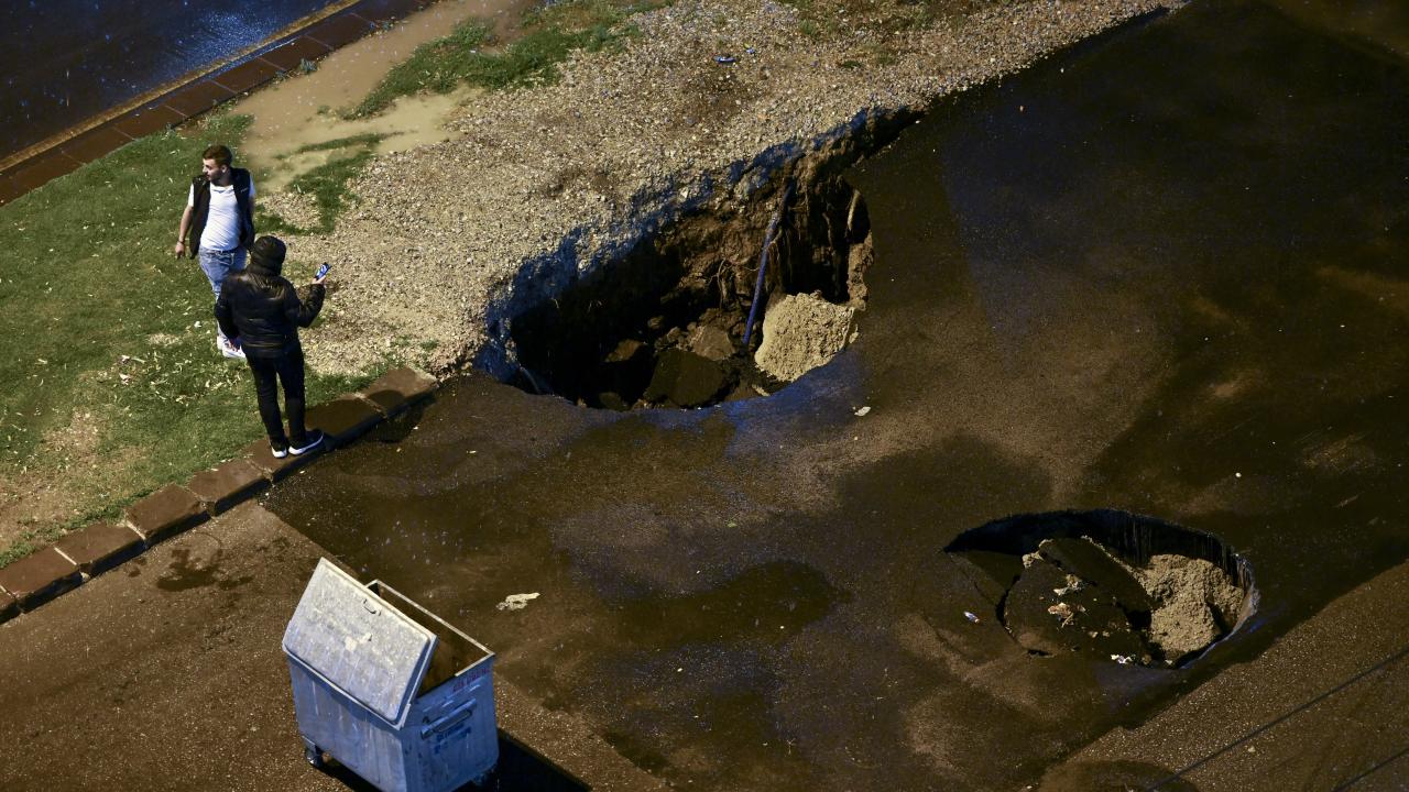 Yolda çökme meydana geldi