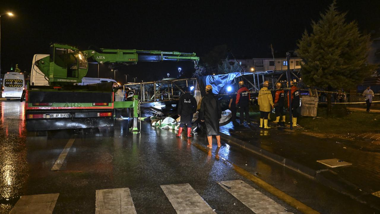 Reklam panosu devrildi, altında kalan bir kişi hayatını kaybetti