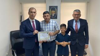 Heimlich manevrasıyla öğrencisinin hayatını kurtaran öğretmene başarı belgesi