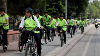 Konya'da okula bisikletle giden öğrencilere zabıtalar eşlik ediyor