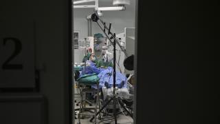 Göz hekimleri canlı yayında 70 göz ameliyatı yapacak