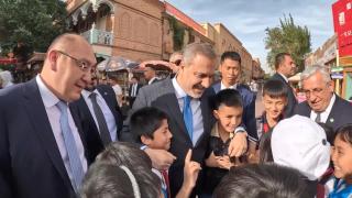 Bakan Fidan, Sincan Uygur Özerk Bölgesi'nde çocuklarla şakalaştı