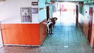 Soluk borusuna sakız kaçan öğrencisini kurtardı