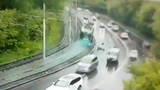 Rusya'da freni boşalan troleybüs dehşet saçtı: 1 ölü, 109 yaralı