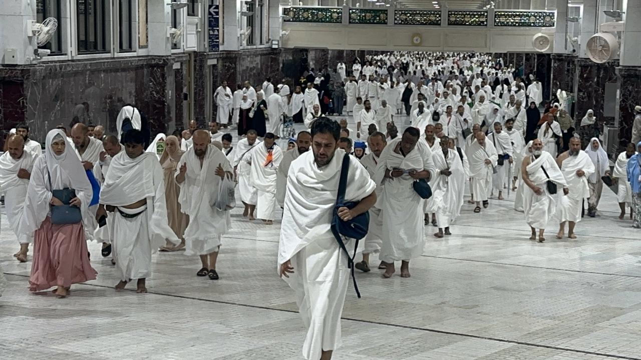 7- Evli bir kadın, kocasının iznini almadan veya yanında mahremi olmadan hac veya umreye gidebilir mi?