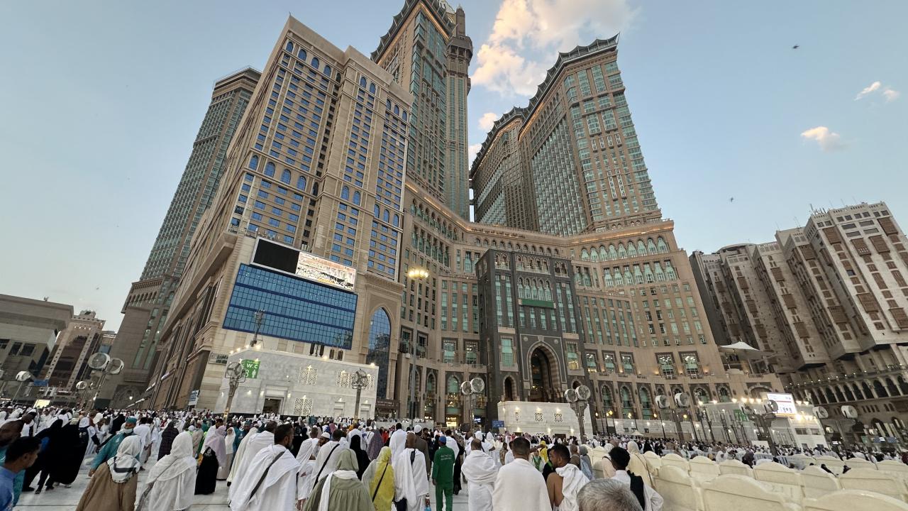 8- Sağlık nedeniyle gücü yetmeyen kişi hac bedelini sadaka olarak vermekle hac sorumluluğundan kurtulur mu?